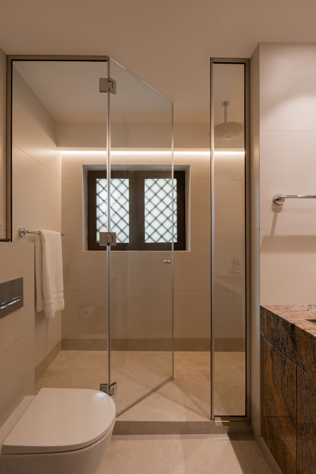 Mirrored dressing corridor